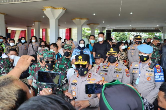 
					Targetkan Seminggu 70% dosis 2, Kapolda Sumut Turun Yakinkan Masyarakat Labusel