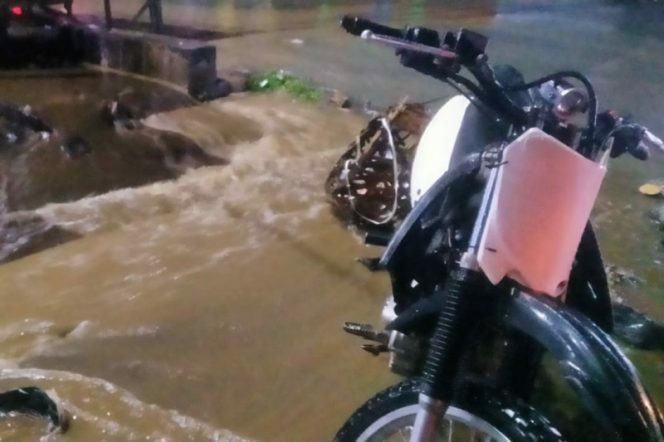 
					Drainase Tak Epektif Dimusim Penghujan, Ibu Kota Palas Tergenang Air, Sampah Pun Berserakan