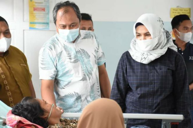 
					Wabup Madina Sumbangkan Gaji, Gilran 30 Pasien RSUD Panyabungan Sebagai Penerima