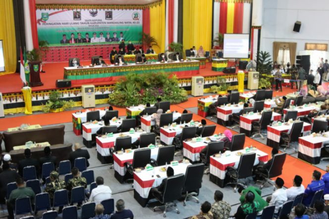 
					DPRD Gelar Sidang Paripurna Memperingati HUT Madina Ke 23