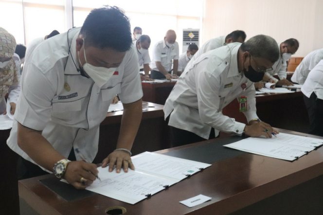 
					Pimpinan SKPD Paluta Tandatangani Perjanjian Kinerja Tahun 2022