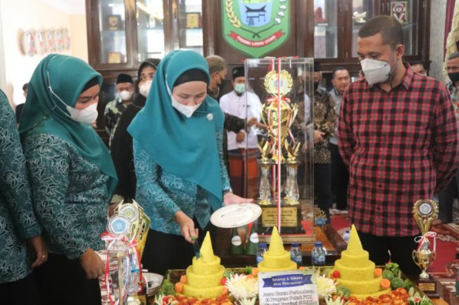 
					TP. PKK Paluta Syukuran Capaian Raih Juara Umum Peringatan HKG – PKK Sumut