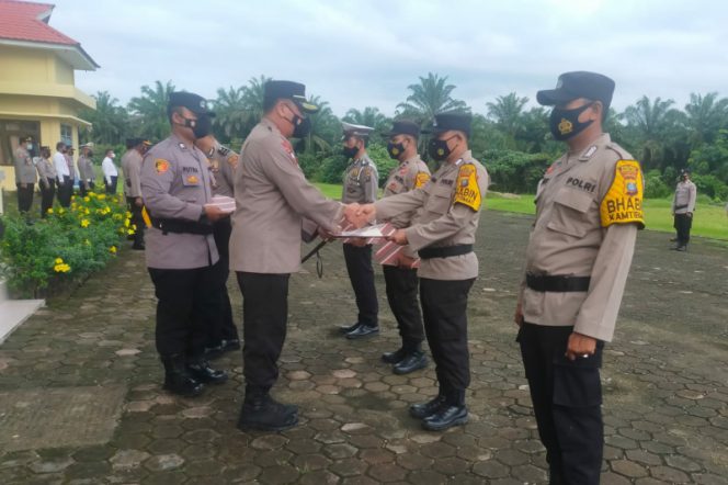 
					Kapolres Palas Beri Penghargaan 4 Personil Dinilai Berprestasi