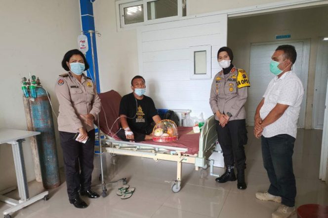 
					Kapolres Padang Sidempuan AKBP Juliani Prihartini SIK, MH Jenguk Wartawan Yang Sakit