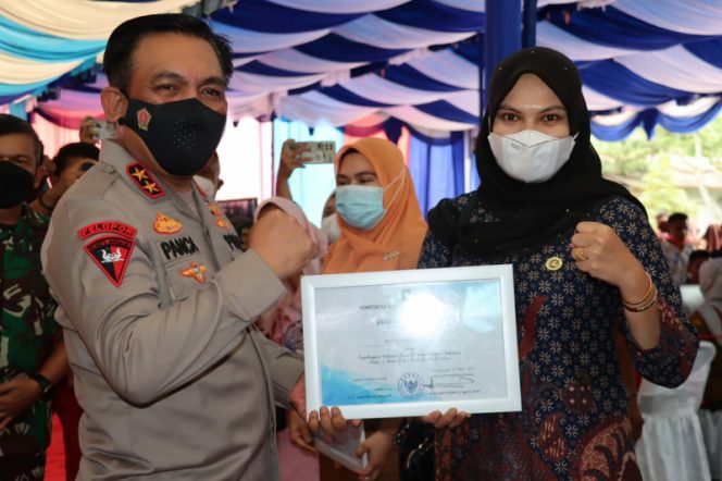 
					Kapolda Sumut Beri Penghargaan Puskesmas Capai Vaksin Covid – 19 Tertinggi