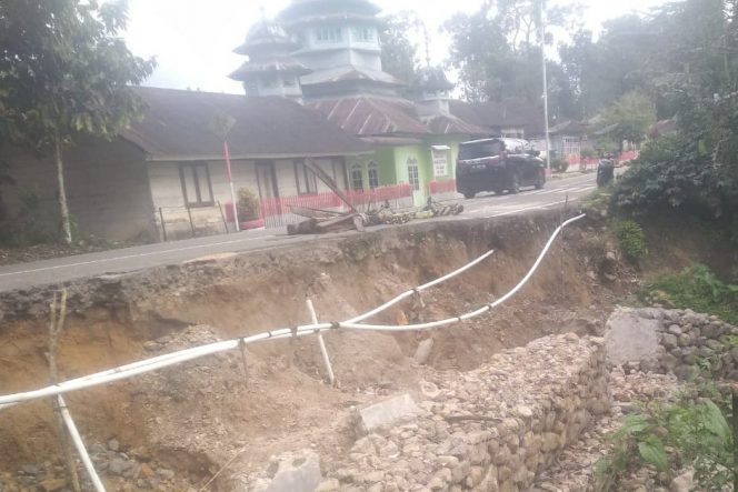 
					Jalan Lintas Sumatera, Penghubung Kecamatan Sipirok – Arse Longsor dan Ancam Pengguna Jalan