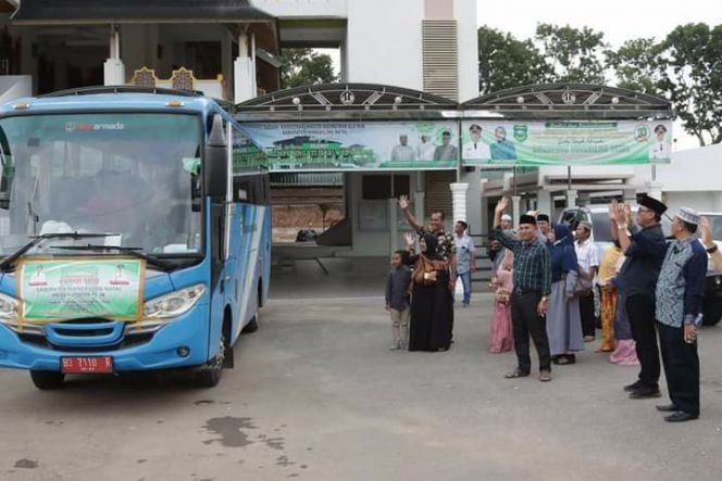 
					Bupati Madina Lepas Rombongan Kafilah MTQ Tingkat Provinsi Sumut