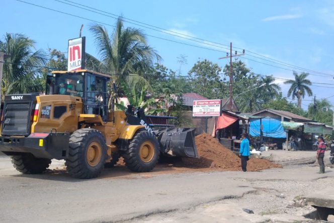 
					Takkunjung Dapat Perbaikan, Warga Dan Pengusaha Perbaiki Gorong Gorong Dijalinsum Padang Lawas