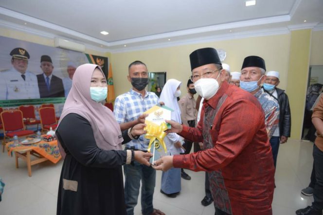
					Wawakot Serahkan Bantu Beasiswa Pelajar Kurang Mampu Dari Baznas Provinsi Sumut