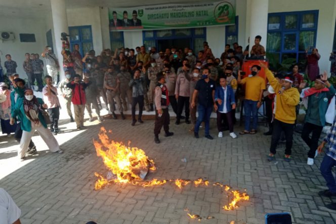 
					Demo Mahasiswa di Kantor Bupati dan DPRD Madina Tuntut SMGP Ditutup Diwarnai Aksi Bakar Ban