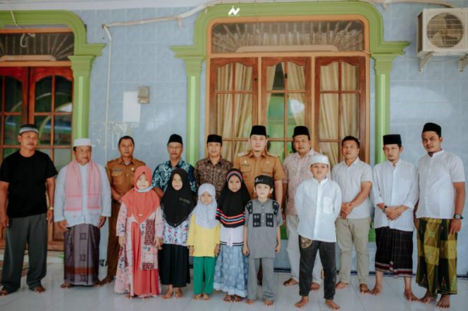 
					Jum’at Barokah, Camat Natal Santuni Anak Yatim di Mesjid Raya Al-Huda