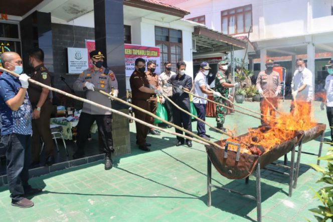 
					Kejari Tapanuli Selatan Lakukan Pemusnahan Barang Bukti Tindak Kejahatan
