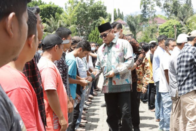 
					Bupati Madina HM. Jakfar Sukhairi Serahkan 2 Bulan Gajinya Untuk Sopir Angkot