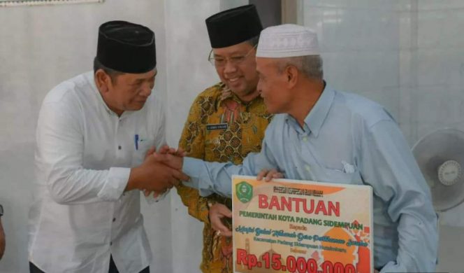 
					Safari Is’ra Mi’raj 1443 H, Walikota Dan Wawakot Serahkan Bantuan Pembangunan Masjid Babul Hasan