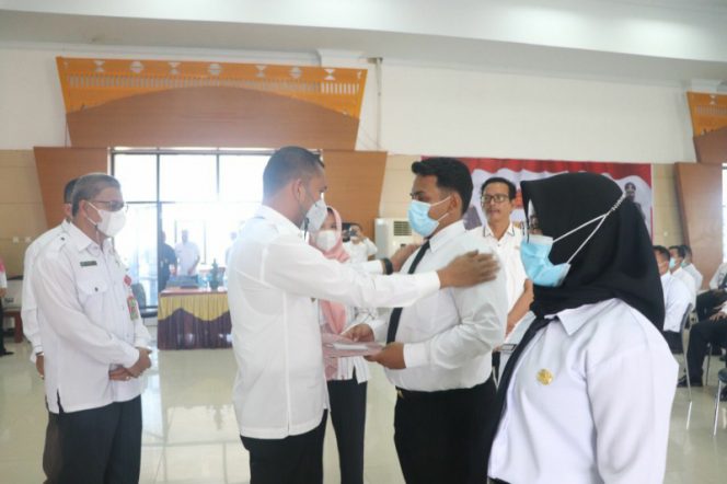 
					Bupati Paluta Serahkan SK CPNS Formasi Tahun 2021