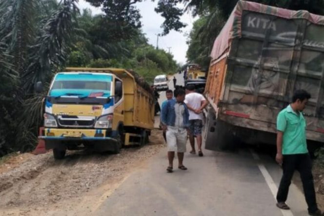 
					Gegara Jalan Amblas, Jalinsum Perbatasan Palas – Rokan Hulu, Riau Macet Panjang
