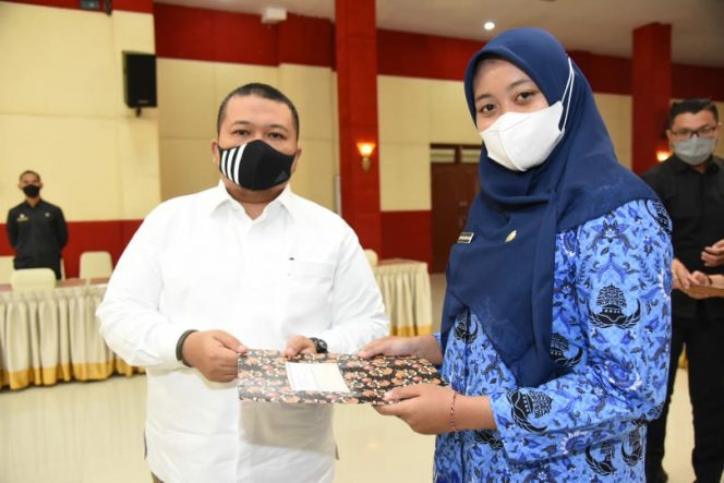 
					Serahkan SK Pengangkatan, Bupati Tapsel Minta CPNS dan PPPK Menunjukkan Kinerja Terbaiknya 