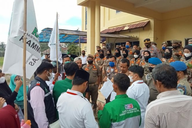 
					Tolak Kenaikan BBM, Mahasiswa KAMMI Unras di DPRD Palas