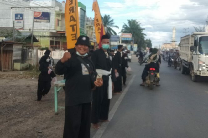 
					Bentuk Rasa Persaudaraan, PSHT Padang Lawas Bagikan Takjil Berbuka Bagi Pengguna Jalan
