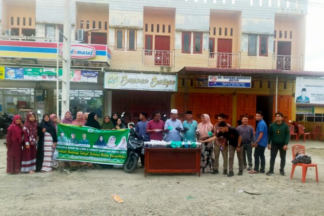 
					Forhati dan KAHMI Palas Berbagi Takjil ke Warga Penguna Jalan Umum