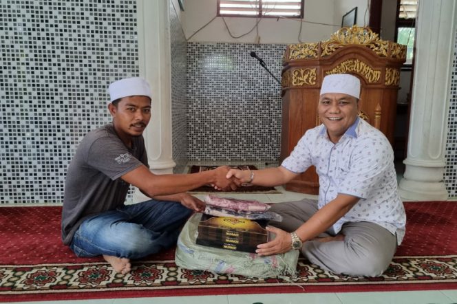 
					DPC Ikanas Palas Salurkan Bantuan Kurma dan Kain Sarung