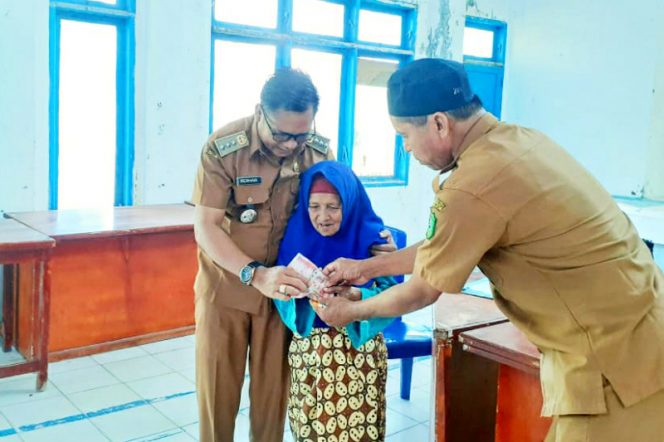 
					Ramadhan Berkah, Camat Bukit Malintang Serahkan Bantuan Fakir Miskin dan Jompo