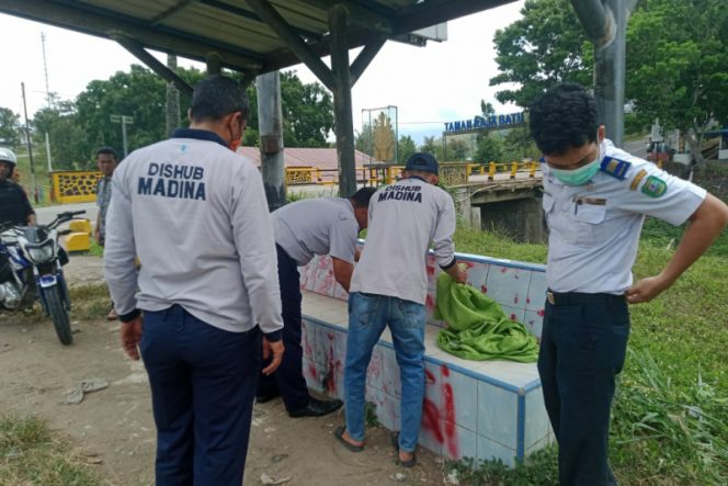 
					Usai Viral, Dishub Madina Bersihkan Coretan Dinding di Halte Panyabungan