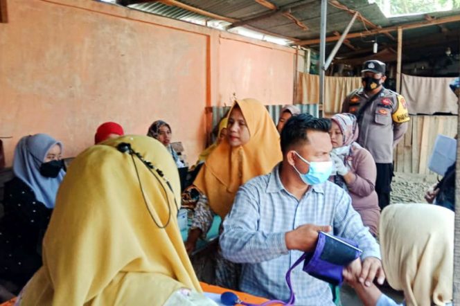 
					Bhabinkamtibmas Polsek Panyabungan dan Vaksinator Polres Madina Gelar Vaksinasi Penerima Bansos