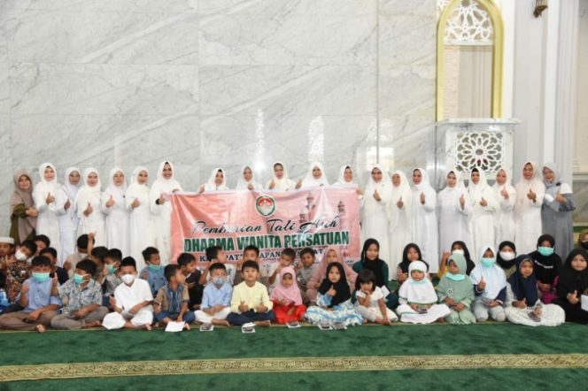 
					Disela Pengajian Ramadhan 1443 H, DWP Tapsel Beri Santunan ke Anak Yatim dan Warga