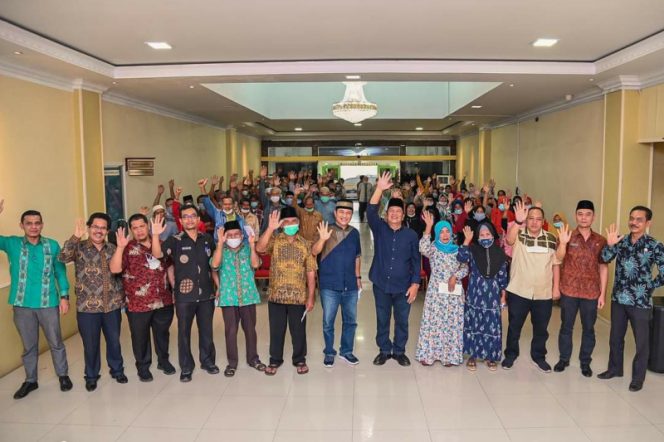 
					Walikota Bersama Pimpinan Bank Sumut Cabang Padang Sidempuan Serahkan Zakat Kepada 120 Mustahiq