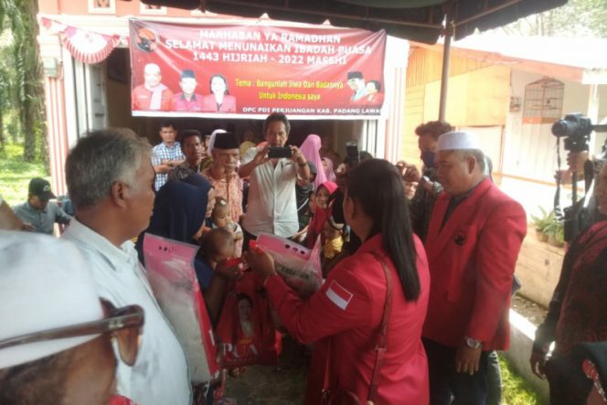 
					Puan Maharani Dan Sihar Sitorus, DRR-RI Fraksi PDI-P Bagikan Sembako Ke Masyarakat Palas