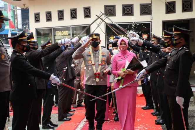 
					Tradisi Pedang Pora Dan Mangulosi Sambut Kapolres Padang Sidempuan Yang Baru, AKBP Dwi Prasetyo, SIK