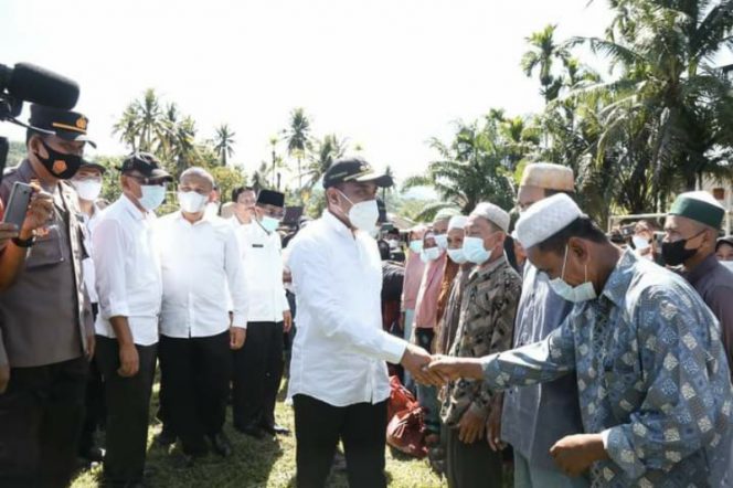 
					Gubernur Bagikan Ratusan Sembako ke Warga di Madina dan Palas
