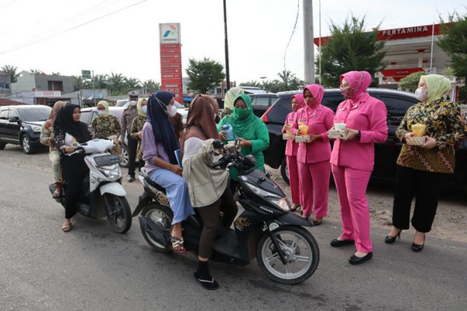 
					Bhayangkari, IAD dan Persit Koramil 08/ Barumun Bagi Takjil Ke Pengguna Jalan
