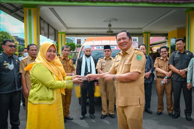 
					Pemko Padang Sidempuan Serahkan 3 Unit Mobil Operasional 3 Sekolah TK Negeri