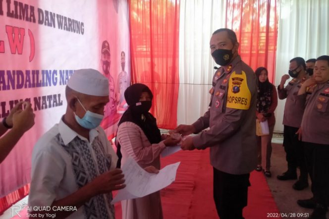 
					Kapolres Madina Serahkan Bantuan Pangan Tunai Ke 1.600 Pedagang Kaki Lima dari Tiga Polsek