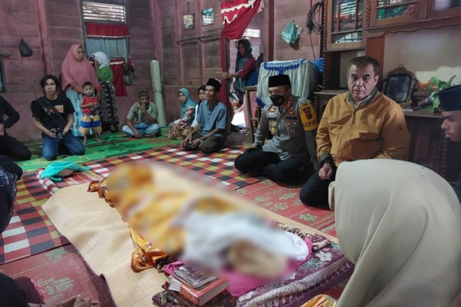 
					Sampaikan Duka, Bupati dan Kapolres Madina Melayat 12 Korban Longsoran Bekas Tambang di Linggabayu