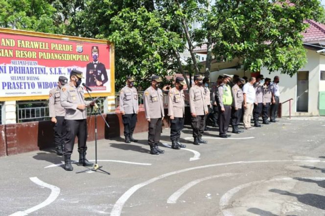 
					Kapolres AKBP Dwi Prasetyo Wibowo,SIK Pmpin Apel Pagi Personil Polres Padang Sidempuan