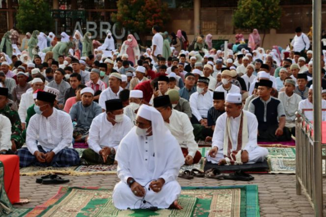 
					Kapolres AKBP Dwi Prasetyo Wibowo, SIK Laksanakan Shalad Ied di Masjid Al-Abror