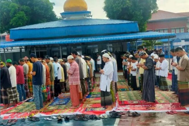 
					Ratusan WBP Lapas Kelas IIB Padang Sidempuan Gelar Sholat Idul Fitri 1443 H