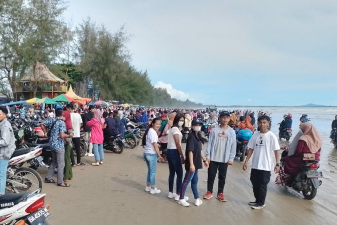 
					H-3 Libur Lebaran, Pantai Kapling Natal Ramai Dikujungi Wisatawan