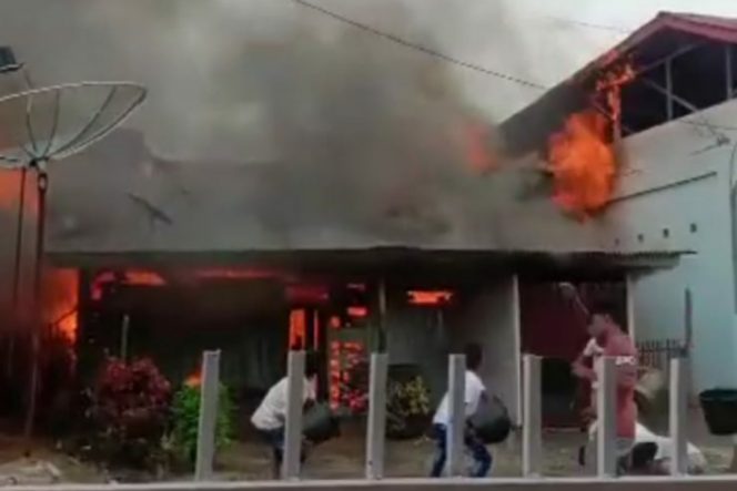 
					2 Unit Rumah Kontrakan Toke Emas Di Desa Sirambas Terbakar