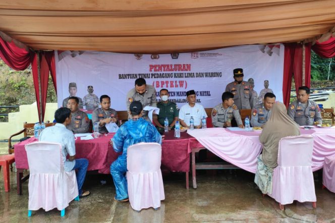 
					Polres Mandailing Natal Dan Polsek Lingga Bayu Salurkan BTPKLW ke 500 Penerima