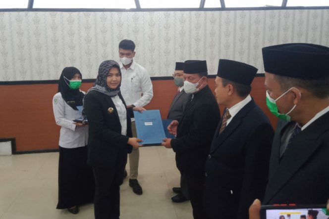 
					Wabup Atika Azmi Lantik 3 Anggota Dewan Pengawas RSUD Panyabungan dan 1 Sekretaris