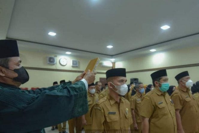 
					Wawakot Arwin Lantik 42 Pejabat Fungsional Di Lingkungan Pemko Padang Sidempuan