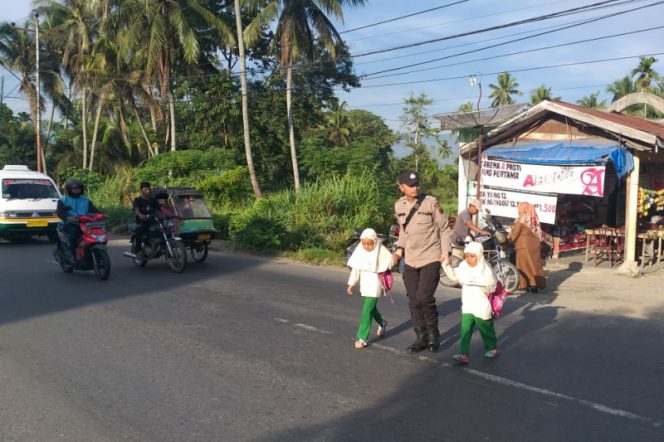 
					Selain Gatur, Briptu Yanda Anggota Polres Madina Ini Turut Seberangkan Anak Sekolah