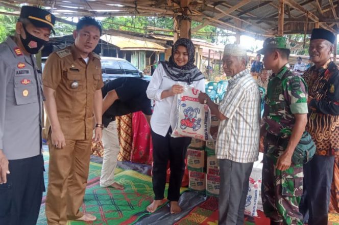 
					Wabup Madina Sambangi Korban Kebakaran di Pasar Mati Desa Rukun Jaya Natal