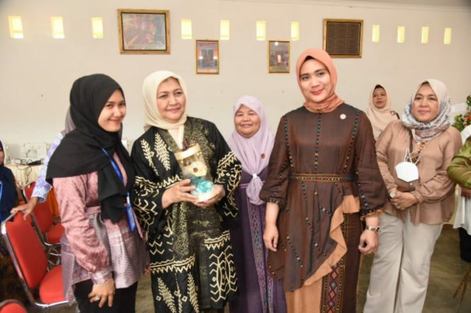 
					Untuk Zona Pantai Barat, Dekranasda Sumut Tunjuk Tapsel Jadi Tuan Rumah Pelatihan Souvenir