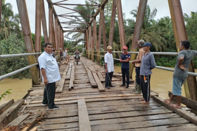 
					Camat Sinunukan Pimpin Perbaikan Jembatan Batang Bangko Desa Air Apa