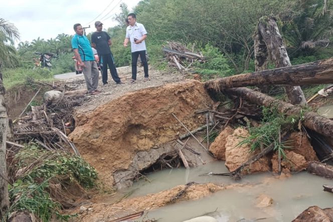 
					Bangunan Jembatan di Desa Tunas Karya Roboh